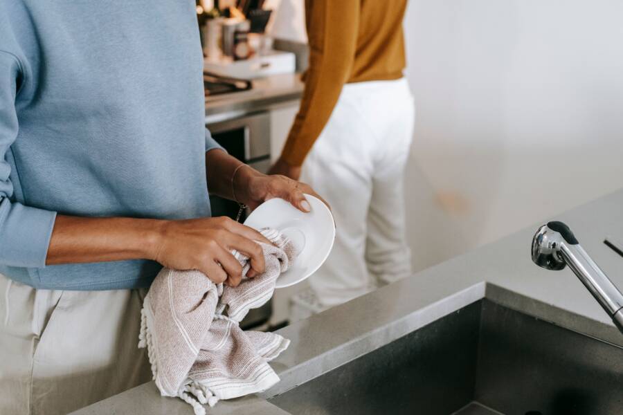 How to Get Rust Stains Out of a Kitchen Sink 如何清除廚房水槽中的鏽跡