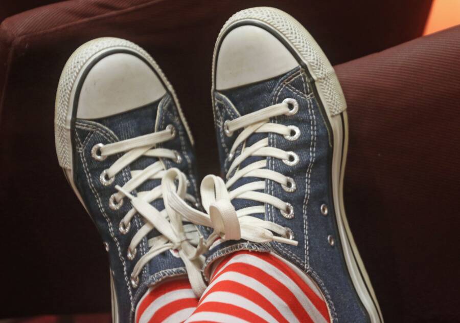如何去除白色帆布運動鞋上的血跡