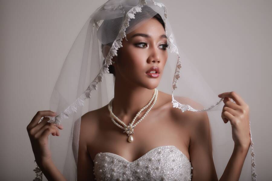 如何去除婚紗上的化妝品污漬