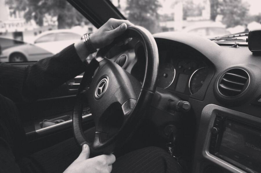 皮革方向盤上的鋼筆墨水